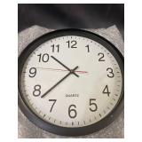 BLACK AND WHITE WALL CLOCK BATTERY OPERATED