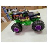 Monster Jam, Official Grave Digger Freestyle Force, Remote Control Car, Monster Truck Toys for Boys Kids and Adults, 1:15 Scale