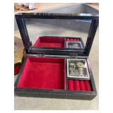 Musical jewelry box, chocolate tin, green jewelry box (no keys)