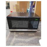 BLACK+DECKER EM031MB11 Digital Microwave Oven with Turntable Push-Button Door, Child Safety Lock, 1000W, 1.1cu.ft, Stainless Steel, 1.1 Cu.ft