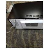 BLACK+DECKER EM031MB11 Digital Microwave Oven with Turntable Push-Button Door, Child Safety Lock, 1000W, 1.1cu.ft, Stainless Steel, 1.1 Cu.ft