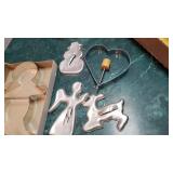 Cutter cutters, measuring cups and utensils