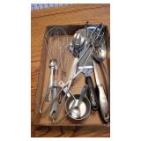 Assorted utensils