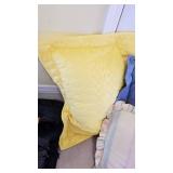 Decorative pillows with tub