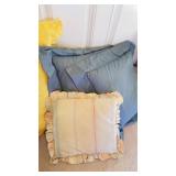 Decorative pillows with tub