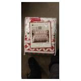 FULL/QUEEN SIZE Porch & Den Dutch Christmas Pattern Quilt Set