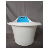 Munchkin Sit and Soak Non-Slip Baby Bath Tub with Built In Support Baby Bump, 0-12 Months, White