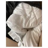 TWIN WHITE COMFORTER
