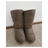 Bearpaw Boots Size 7 (Like New)