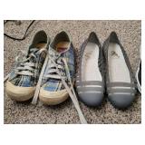 5 Pair of Womens Shoes Size 7 (Crocks, Skechers, and Rocket Dog)