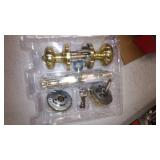 Kwikset 991 Juno Keyed Door Knob and Sgl Cyl Deadbolt Combo Pack in Polished Brass