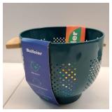 Metal Colander with Wood Handle, Powder Coated Steel Large Kitchen Strainer Stable Base,(Green, 5.5QT)(one handle is broken)