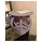 Small table peace signs