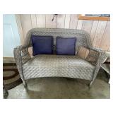 Wicker loveseat, 2 throw pillows