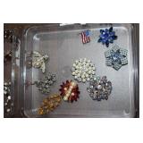 Lot of vintage brooches
