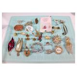 Large lot of Vintage brooches