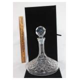 Crystal decanter with round stopper