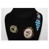 Lot of three decorative brooches-