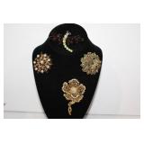 Lot of four decorative brooches