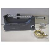 Vintage Lyman Co. Grey Powder Scale & Scooper