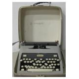 Vtg Royal Mechanical Typewriter w/ Case