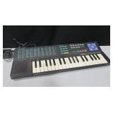 VNTG Yamaha PortaSound PSS-140 Electric Keyboard