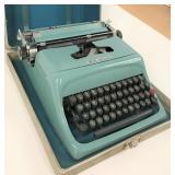 Olivetti Underwood Typewriter w/Case