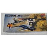 Academy P-51b Mustang Model Kit 1/72