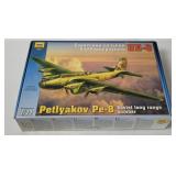 Zveda Petlyakov Pe-8 Model Kit 1/72