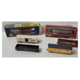 Ertl H O Burlington Loco & 5 Train Cars