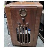 1937 Philco Tube Console Radio Model: 37-670