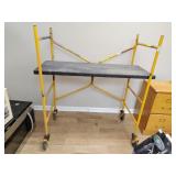 Foldable scaffolding