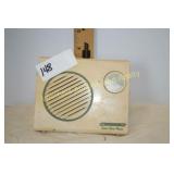 Americana solid state 9 v. radio