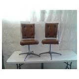 2 kitchen chairs with metal frame