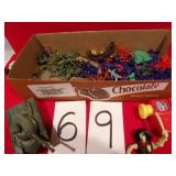 FLAT OF TOY SOLDIERS & TANK, APPROX 40 PC