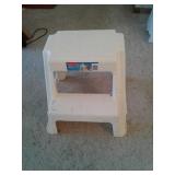 RUBBERMAID STEP STOOL