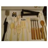 MISC KITCHEN UTENSILS  - NUTCRACKER, TELESCOPING