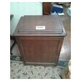 NICE SEWING CABINET W SINGER SEWING MACHINE