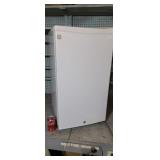 GE compact refrigerator works