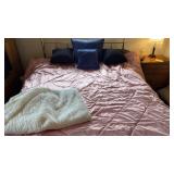 Queen Size Comforter w Pillows x 4 ,