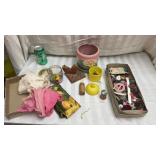 Hulls Planter has chip and crack, buttons