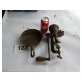 GEM FOOD CHOPPER22:WAGNERWARE#3 CAST IRON SKILLET