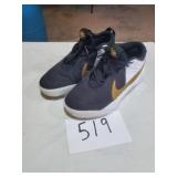NIKE HUSTLE SHOES SIZE 3.5 YOUTH