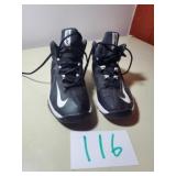 NIKE SIZE 5Y TENNIS SHOES