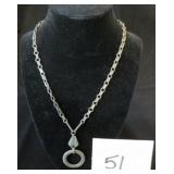 CIRCLE NECKLACE W/FLOWER & LEAF PATTERN