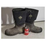 Muck  boots size 11" 1/2  (damage on upper boot)