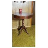 Round end table with drawer (missing one metal