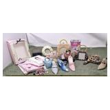 Knickknacks, picture frames, note cards, mini my