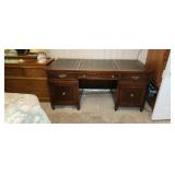 67 x 31 x 32 Desk With leather Inserts