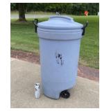 Rubbermaid Bruiser trash can on wheels with lid